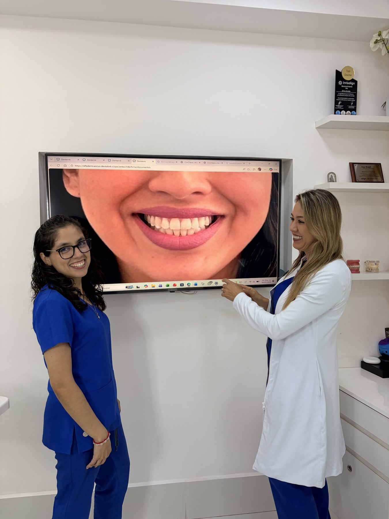 Dra. África revisando una sonrisa con el equipo Alfadent